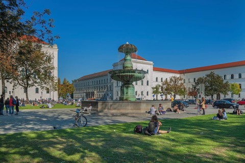 The Geschwister-Scholl-Platz with its fountain