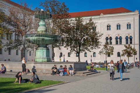 The Geschwister-Scholl-Platz with its fountain