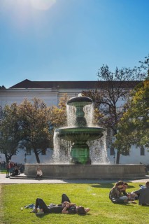 The Geschwister-Scholl-Platz with its fountain