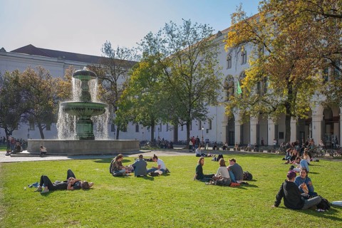 The Geschwister-Scholl-Platz with its fountain