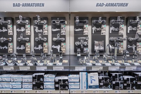 Bathroom fittings in the DIY store