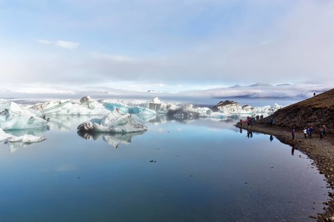 Tourists at the glacier lake