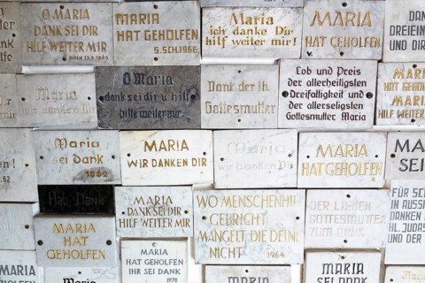 Boards made of marble with acknowledgements