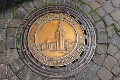 Gully cover with depiction of St. Reinoldi Church