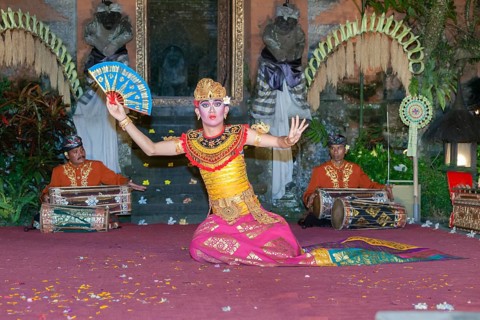 Legong dance performed by Bina Remaja troupe