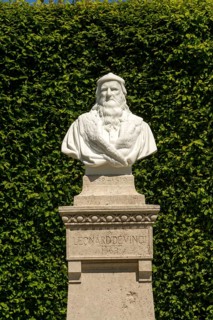Leonardo-da-Vinci statue in the garden of the Chateau d'Amboise