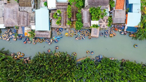 Many Basket boats on Thu Bon river