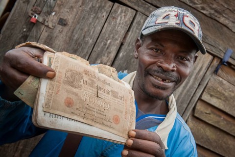 Man holding German bank note