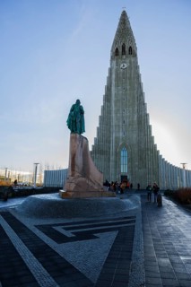 Hallgrimskirkja church with monument to Leif Eriksson