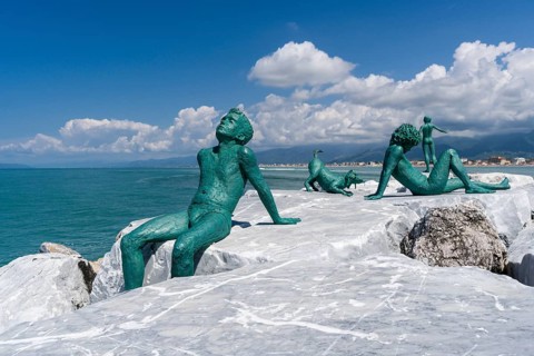 Statues of Libero Maggini on pier