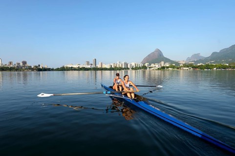 Two young women participating in early morning rowing training in the Lagoa Rodrigo de Freitas Lagoon