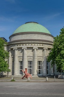 Kunsthalle Hamburg with sculpture