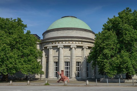 Kunsthalle Hamburg with sculpture