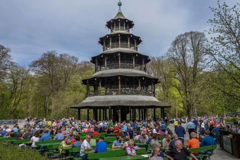Many visitors in the beer garden