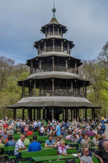 Many visitors in the beer garden