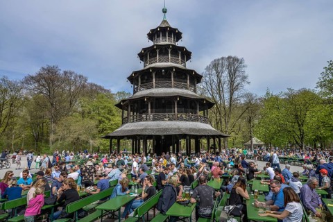 Many visitors in the beer garden