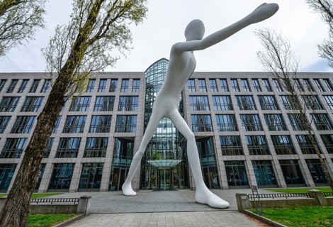 Sculpture Walking Man in front of Munich Reinsurance