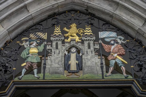 Munich Kindl and Munich coat of arms over entrance portal