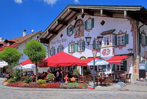 Hotel Alte Post with typical Luftlmalerei in the center