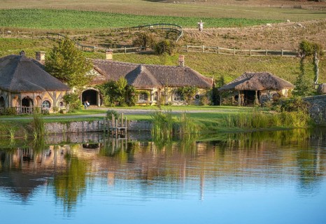 Bar The Green Dragon Inn at the lake