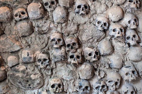 Skulls at entrance to Torture Museum