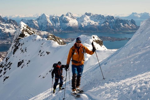 Ski mountaineers ascending to Rundfjellet