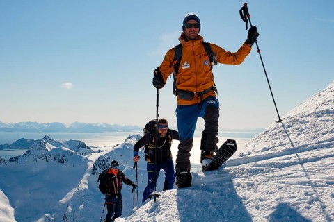 Ski mountaineers ascending to Rundfjellet