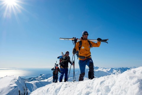 Ski mountaineers on the ascent to Rundfjellet
