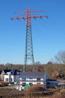 New construction under electric high-voltage line