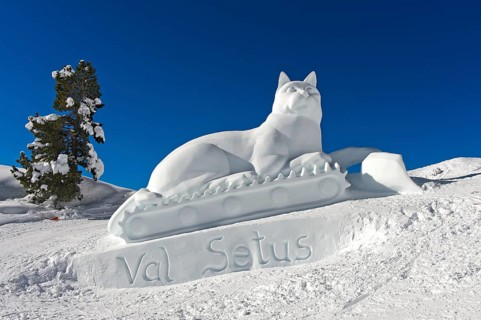 Ice sculpture cat figure