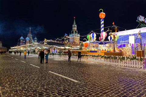 Christmas market next to the GUM ice rink