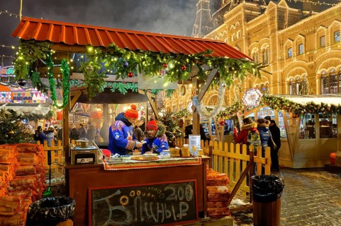 Christmas market next to the GUM ice rink