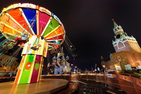 Chain carousel at the Christmas market next to the GUM ice rink