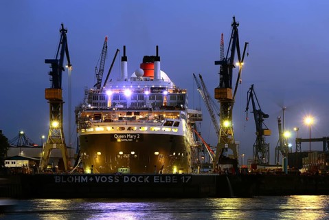 Queen Mary 2 in dry dock Elbe 17