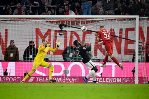 Header Joshua Kimmich FC Bayern Munich against goalkeeper Peter Gulacsi RasenBallsport Leipzig RBL