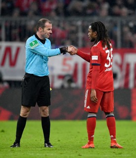 Fairplay Renato Sanches FC Bayern Munich and referee Marco Fritz shake hands for yellow-red card