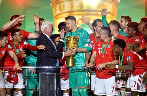 Federal President Walter Steinmeier hands over the cup to goalkeeper Manuel Neuer FC Bayern Munich