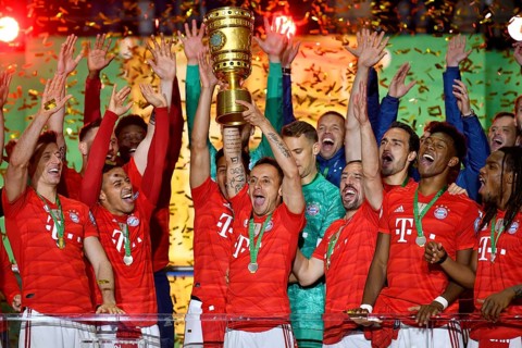 Rafinha FC Bayern Munich with cup