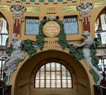 Figures at the entrance portal