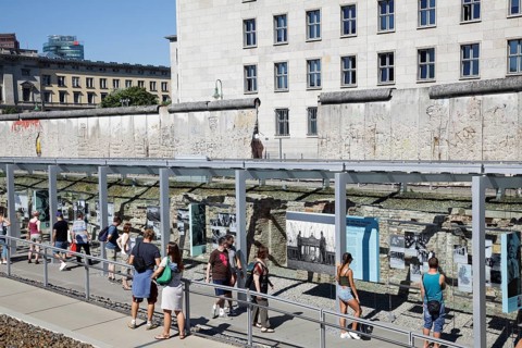 People viewing the outdoor exhibtion Topographie des Terrors