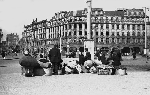 Refugees in front of the Hotel Astoria