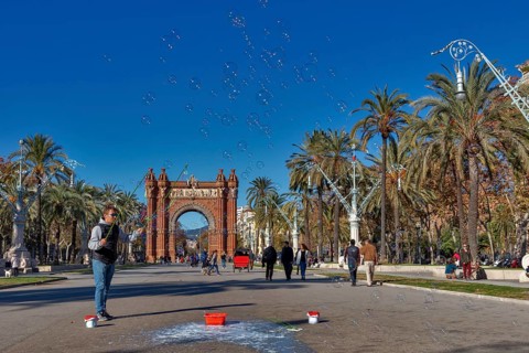Street artist makes soap bubbles