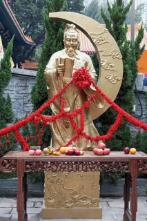 Golden statue of Yuelao