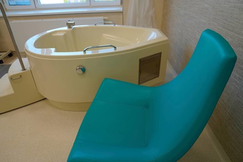 Delivery room with tub for water birth