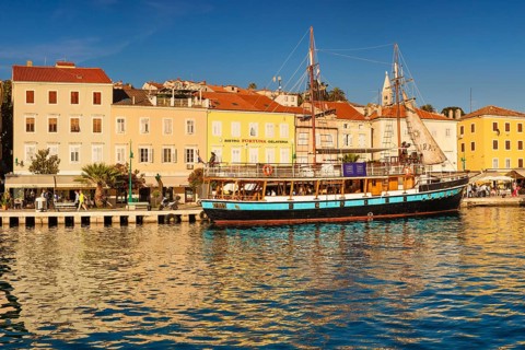 Tourist boat