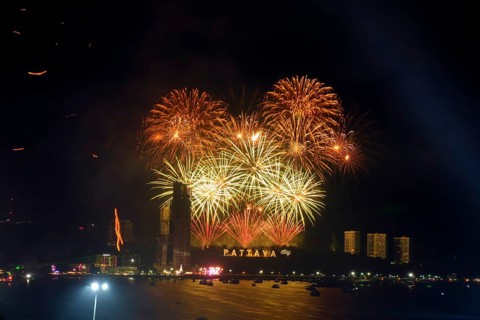 Fireworks at the turn of the year over the bay