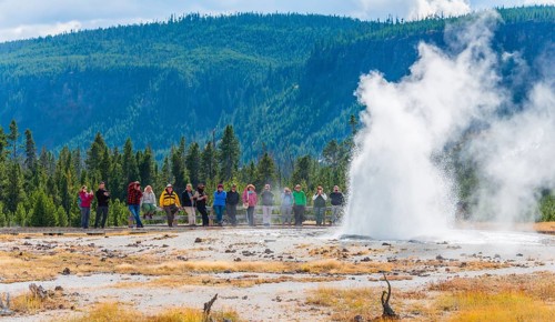 Tourists watching the eruption of Jewel Geyser