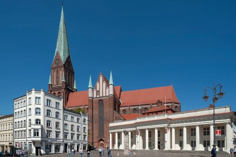 View of the Schwerin Cathedral with market place