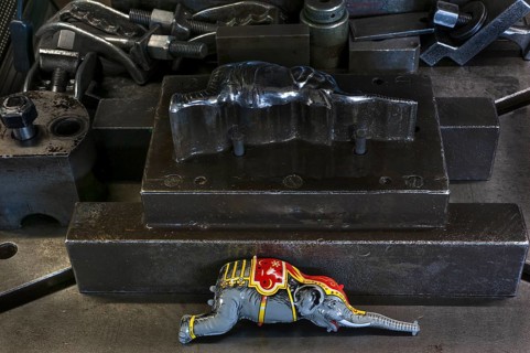 Squeezing machine from the 1950s with mold for the production of tin toys
