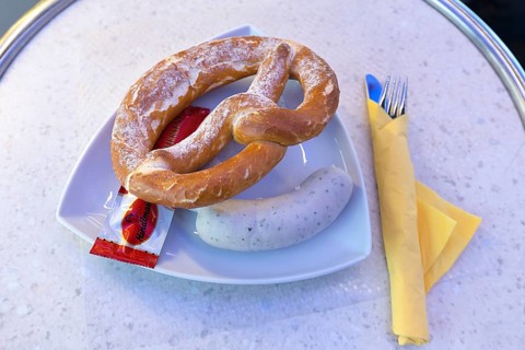 Weisswurst with fresh pretzel